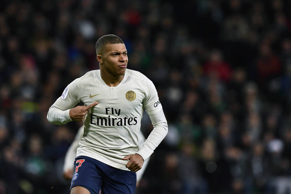 短裙裹就蛮腰细, 健步驰滕仪态稀, 轻盈影动现婆娑, 活力佳人自放歌